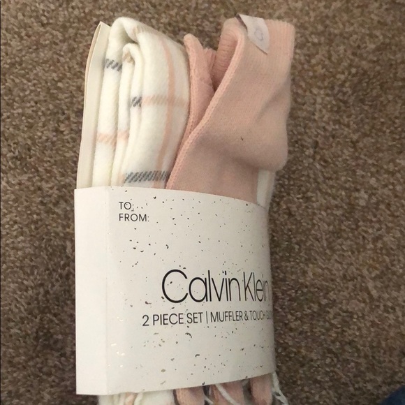 scarf and touch gloves. negotiable prices - Picture 2 of 2